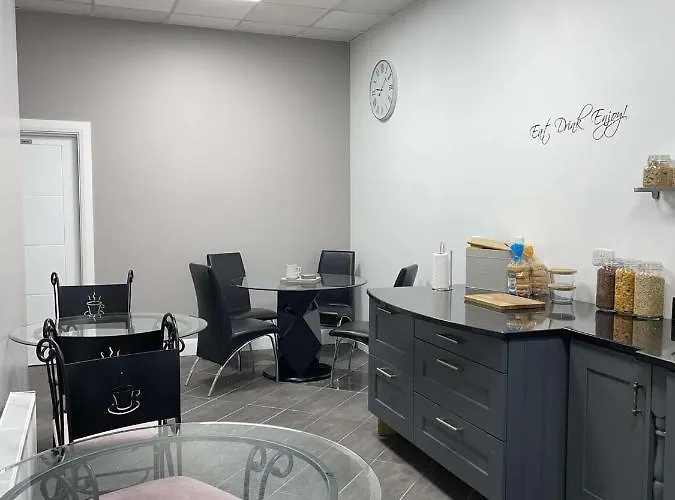 לינה וארוחת בוקר Atlantic Lodge, Main Street 5*